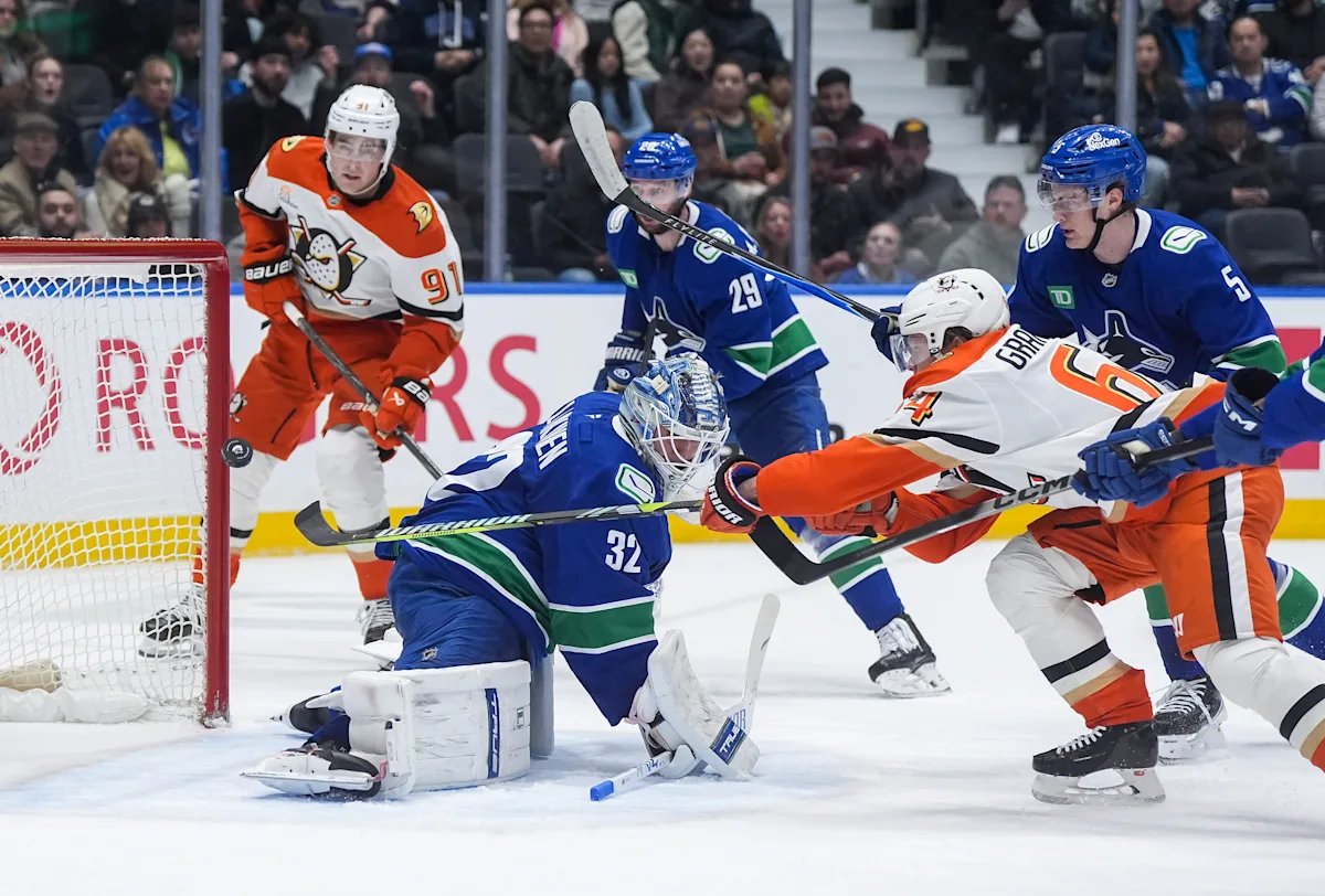 The Ducks beat the Canucks 5-3 as Mikael Granlund scores 2 goals
