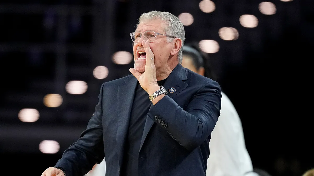 Geno Auriemma reacts