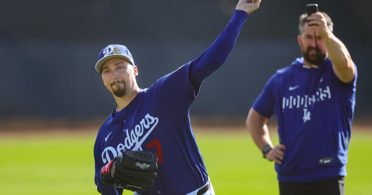 Blake Snell throws his first bullpen session of spring training