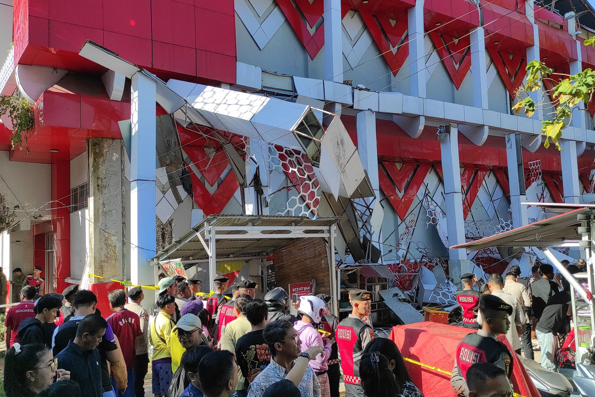 Earthquake off Indonesia topples buildings, kills 1 person and sets off small tsunami