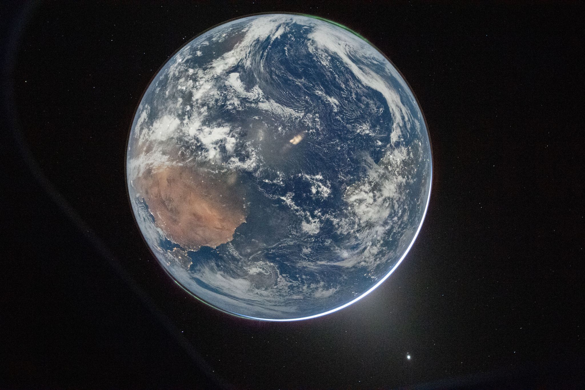 Artemis II's moon-bound astronauts capture Earth's brilliant blue beauty as they leave it behind