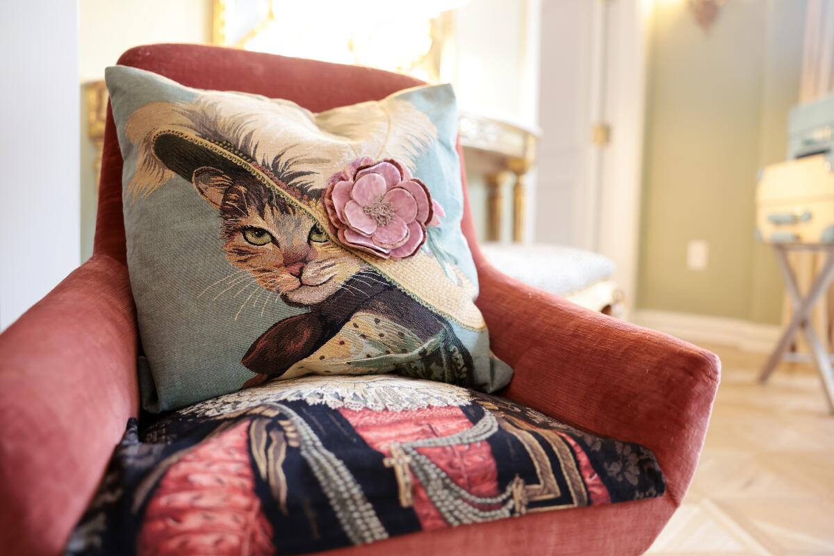 Midcentury modern chairs and an upholstered cat pillow from Carrie Bradshaw's Gramercy townhouse.