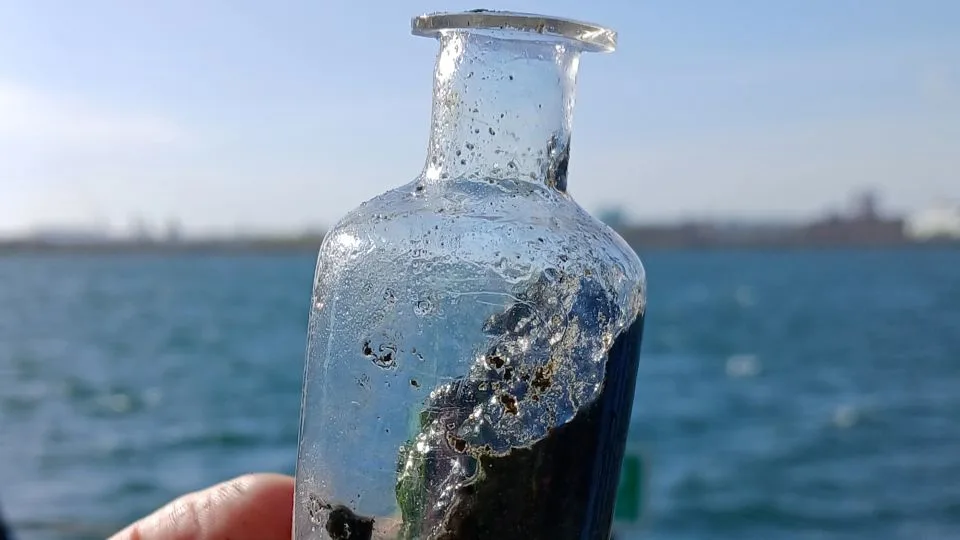 The items recovered, including this glass flask, are all now being surveyed and documented by the museum team. - The Viking Ship Museum in Roskilde