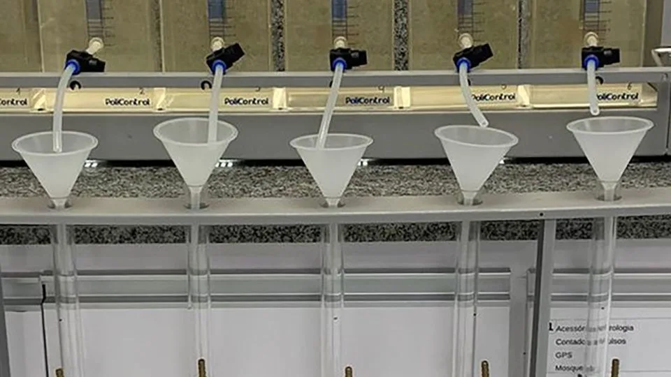 A simulation of the filtering process used in water treatment plants. - Dr. Adriano Gonçalves dos Reis