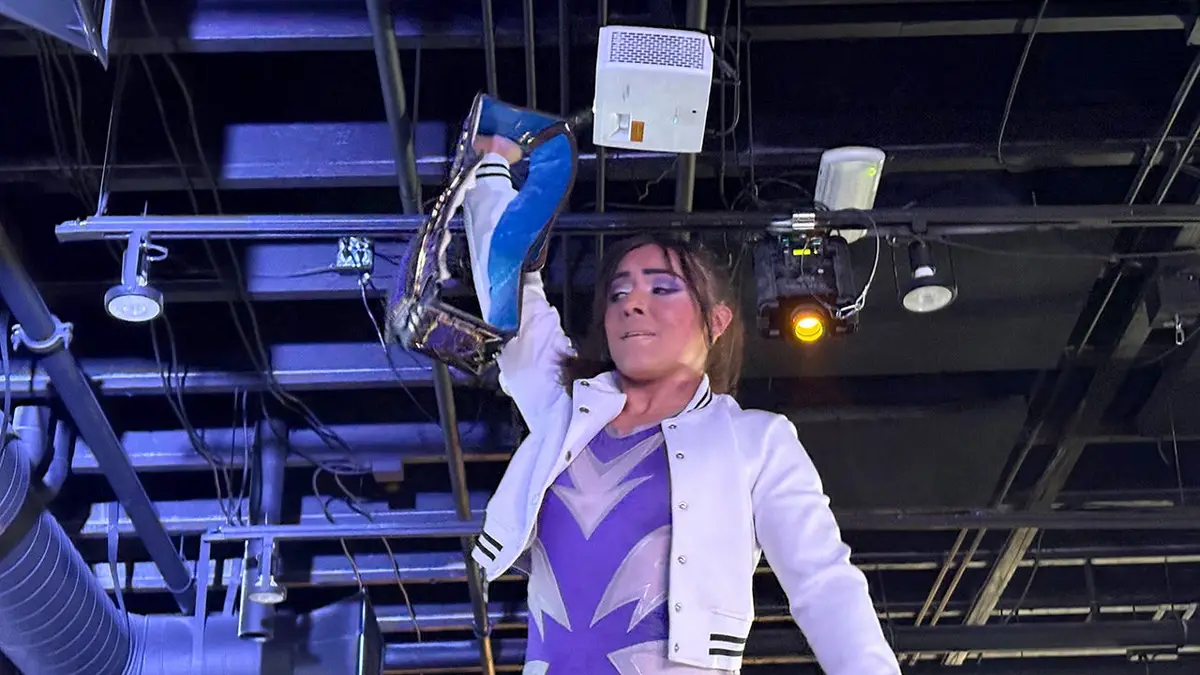 AMIRA holds the belt