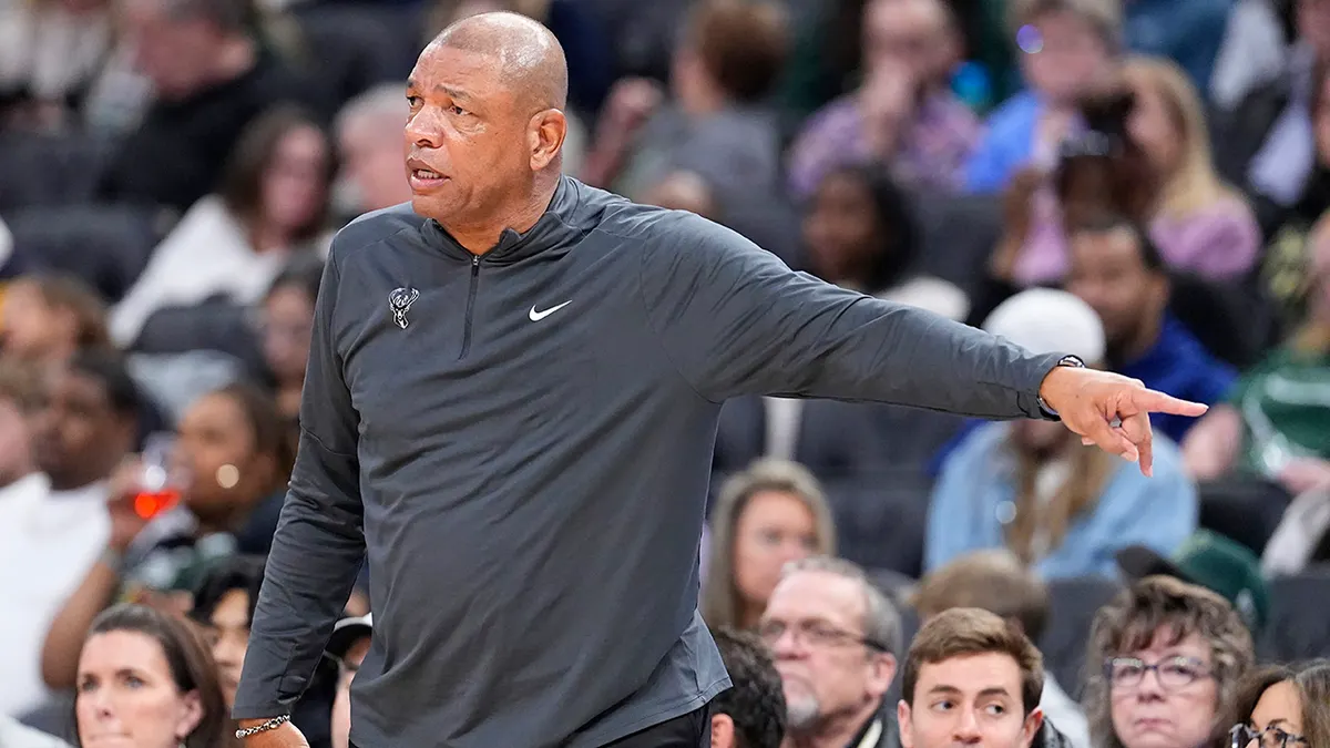 Doc Rivers directs Milwaukee Bucks players