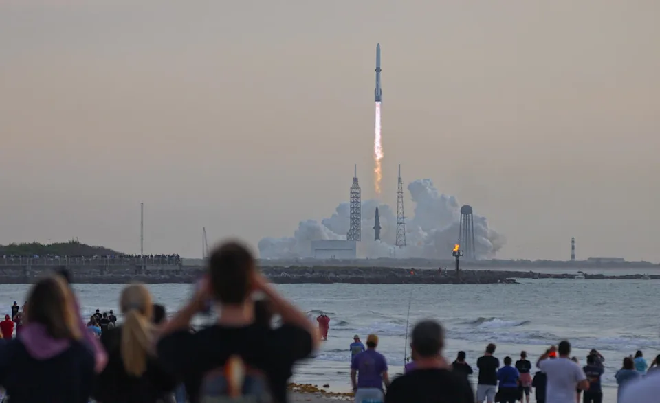 Spectators along the beach in Cape Canaveral, Florida, enjoy a spectacular Sunday morning launch, taking in the view of a Blue Origin New Glenn rocket blasting off carrying a next-generation cellular broadband satellite. The company said later the AST SpaceMobile Bluebird 7 satellite ended up in the wrong orbit. / Credit: Adam Bernstein/Spaceflightnow.com