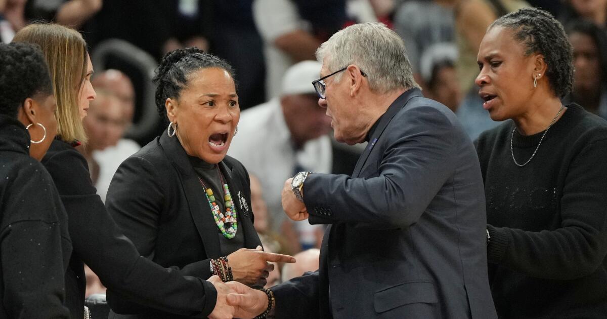 Geno Auriemma apologizes to Dawn Staley for Final Four confrontation