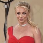 Britney Spears voluntarily checks into rehab