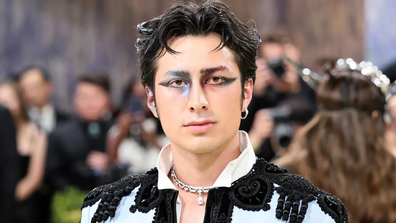 In Defense of Hudson Williams' ‘Messy’ Met Gala Makeup