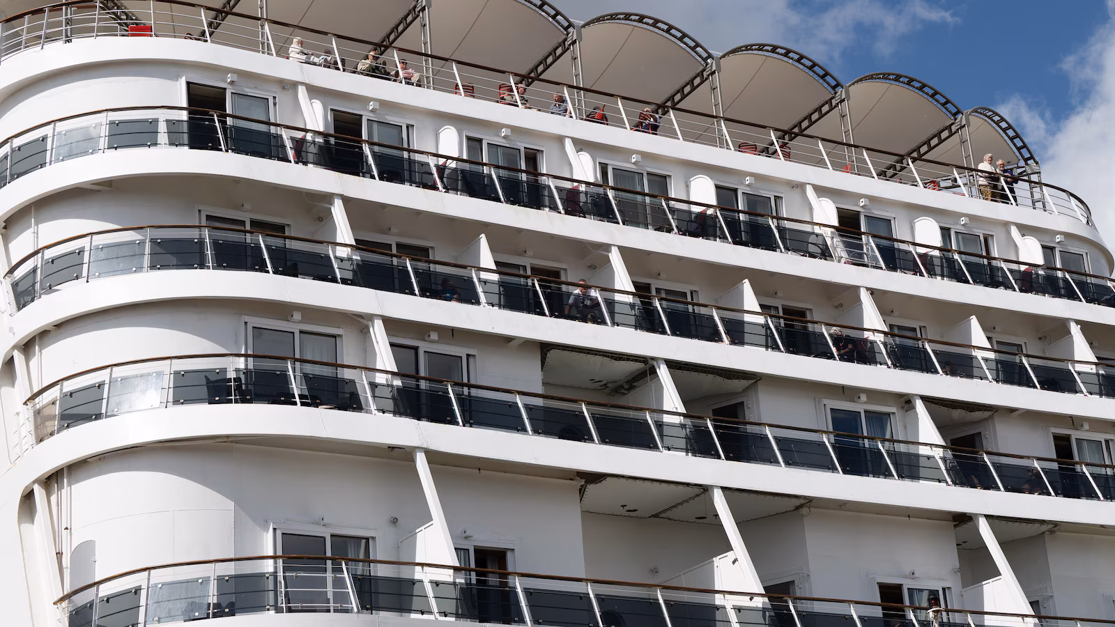 France allows asymptomatic passengers off new cruise ship